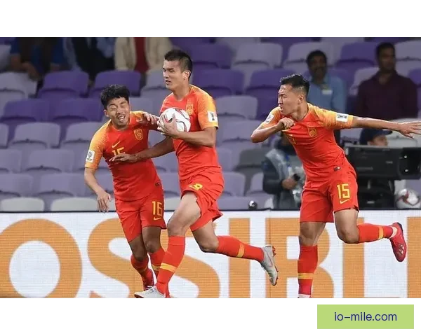 中国男足主帅在成绩低迷与舆论夹击下承受巨大压力未来前景引发热议